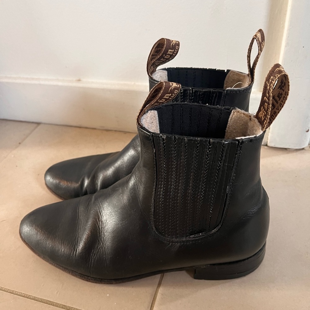 Black Chelsea Boots with Elastic Panels and Polished Leather